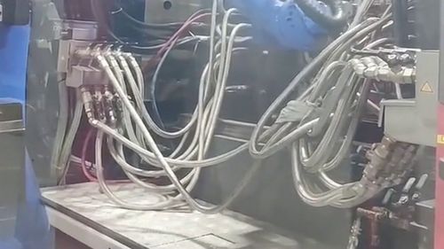 工廠里的自動化設備,連車間都很干凈,這樣做出來的零件才好吧